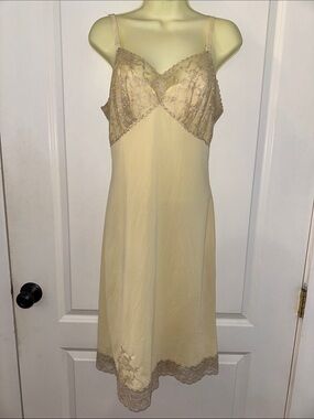Vtg  50s/60s Artemis Creamy Yellow Full Nylon Slip with Tan Lace Trim Details